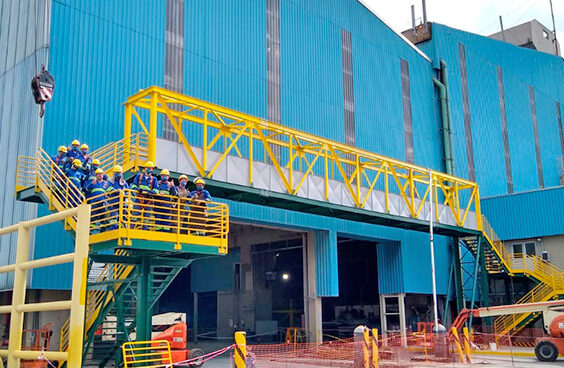 Estrutura metálica industrial instalada em planta fabril