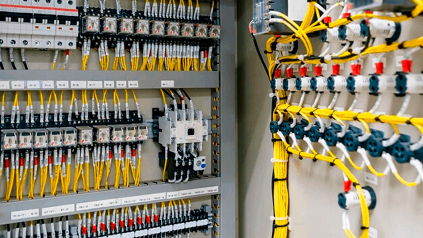 Painel de automação industrial com componentes elétricos