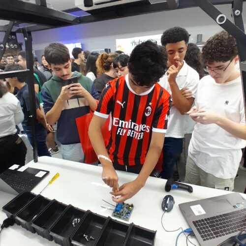 Participantes interagindo com tecnologia Arkite na UNITAU