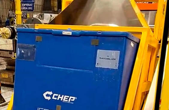 Tombador de caixas industrial em operação