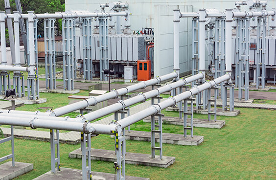 Tubulações industriais instaladas em área externa